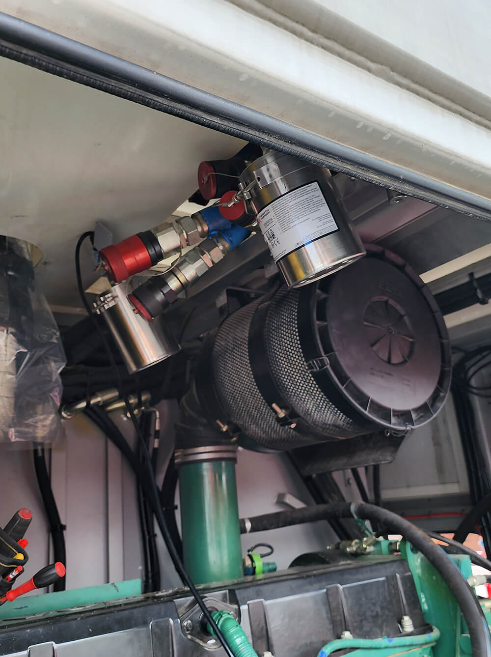 Stat-X Aerosol-Löschgenerator im Motorraum eines Flughafenfahrzeugs – Brandschutz für Fahrzeuge und mobile Einrichtungen