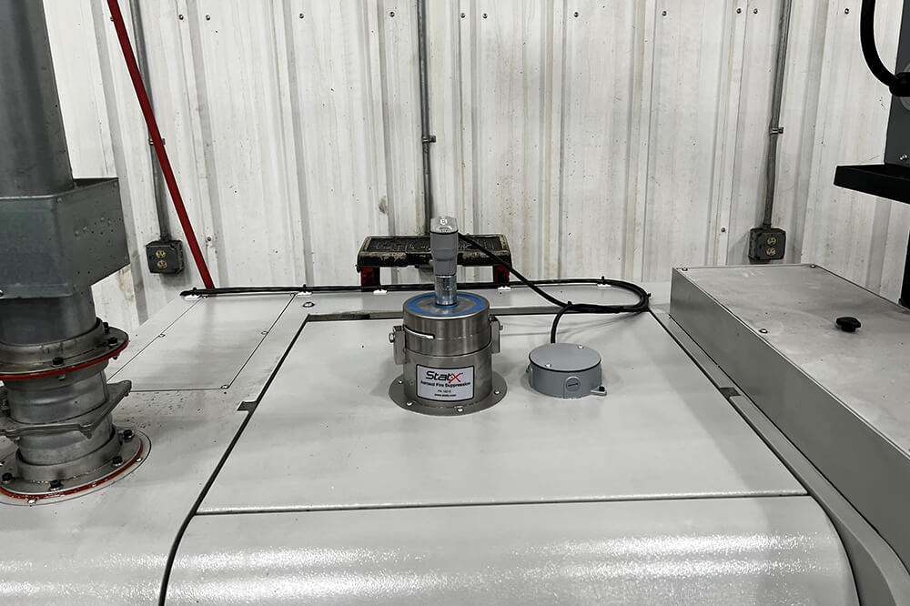 Stat-X Aerosol-Löschgenerator auf einer CNC-Maschine montiert – autonomer Brandschutz für Industriemaschinen und Fertigungsanlagen