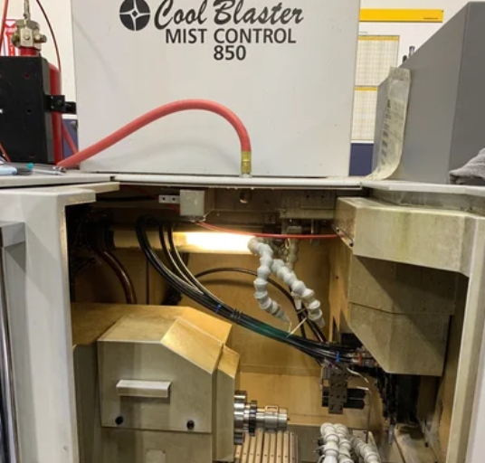 Firetrace-Löschanlage mit rotem Detektionsschlauch an einer CNC-Maschine mit Kühlschmierstoff-System installiert