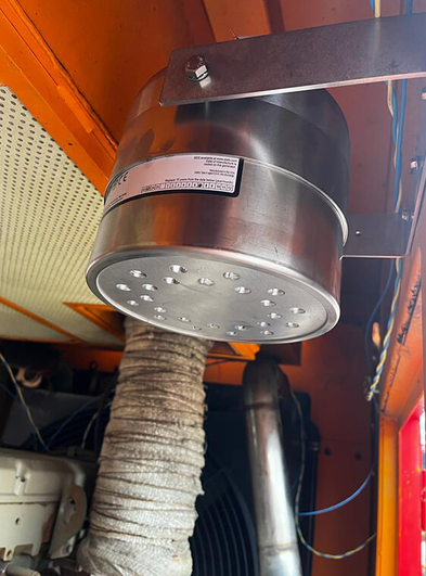 Stat-X Aerosol-Löschgenerator mit Auslassöffnungen im Maschinenraum – Aerosol-Verteilung beim Brandschutz in Fahrzeugen