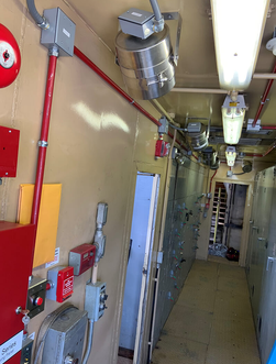 Stat-X Aerosol-Löschgenerator im Maschinenraum eines Schaufelradbaggers – Brandschutz für schwere Bergbau- und Baufahrzeuge