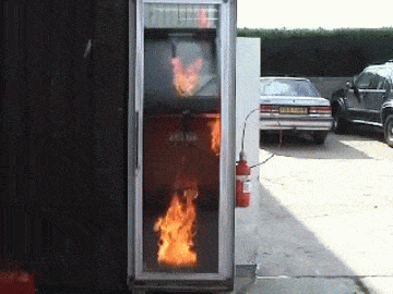 Ein Firetrace-Löschsystem in einem geschlossenen Schaltschrank löscht offenes Feuer automatisch, ohne externe Stromversorgung oder Steuerzentrale